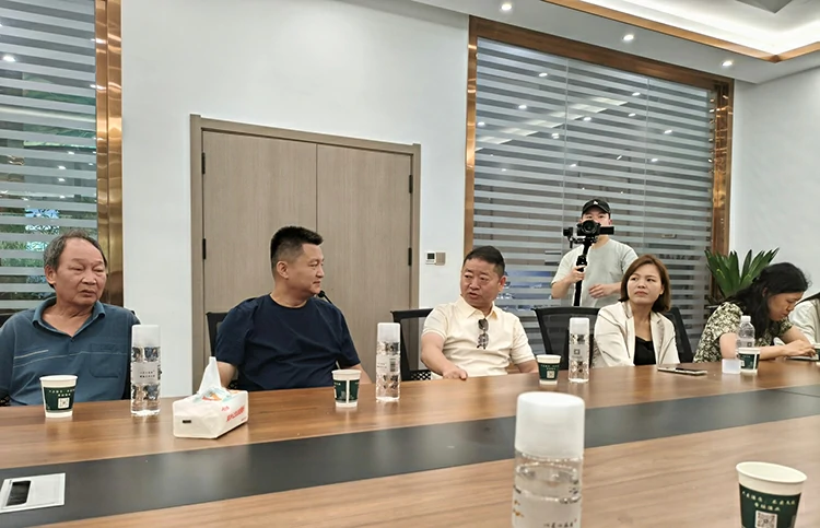 考察团与当地酒业从业者进行交流