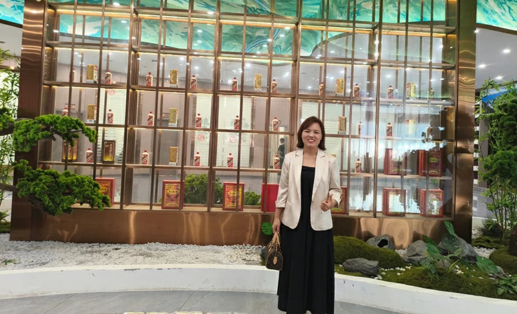 阮氏兰会长参观酒业展示区