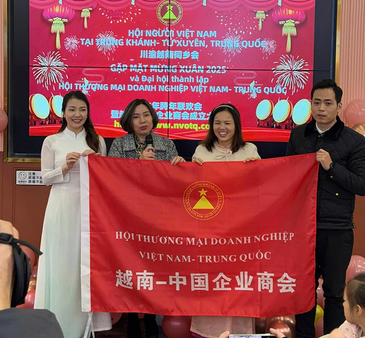 Ra mắt Hội Thương mại Doanh nghiệp Việt Nam - Trung Quốc trực thuộc Hội người Việt Nam tại Trùng Khánh - Tứ Xuyên.webp